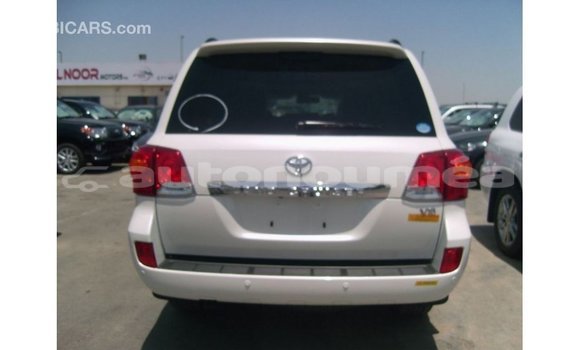 Acheter Import Voiture Toyota Land Cruiser Blanc à Import - Dubai, Iles Acheter Import Voiture Toyota Land Cruiser Blanc à Import - Dubai, Iles