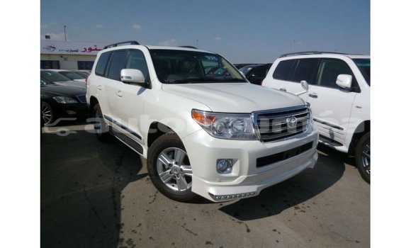 Buy Import Toyota Land Cruiser White Car in Import - Dubai in Iles Buy Import Toyota Land Cruiser White Car in Import - Dubai in Iles