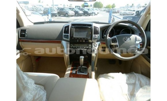Buy Import Toyota Land Cruiser White Car in Import - Dubai in Iles Buy Import Toyota Land Cruiser White Car in Import - Dubai in Iles