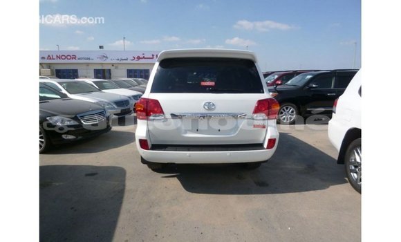 Buy Import Toyota Land Cruiser White Car in Import - Dubai in Iles Buy Import Toyota Land Cruiser White Car in Import - Dubai in Iles