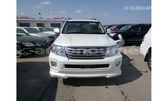 Buy Import Toyota Land Cruiser White Car in Import - Dubai in Iles Buy Import Toyota Land Cruiser White Car in Import - Dubai in Iles