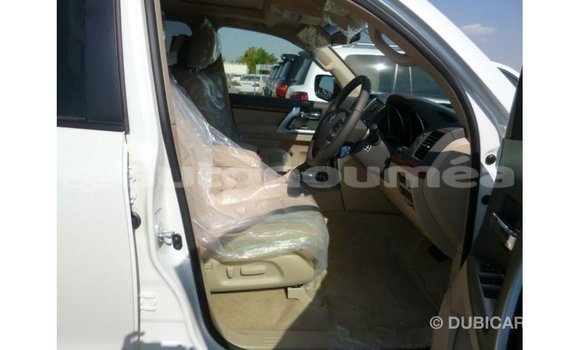 Buy Import Toyota Land Cruiser White Car in Import - Dubai in Iles Buy Import Toyota Land Cruiser White Car in Import - Dubai in Iles