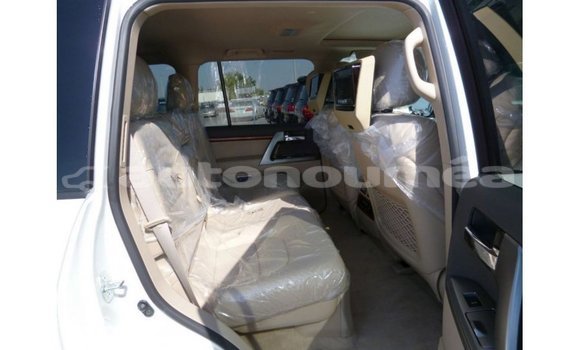 Buy Import Toyota Land Cruiser White Car in Import - Dubai in Iles Buy Import Toyota Land Cruiser White Car in Import - Dubai in Iles