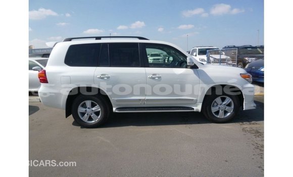 Buy Import Toyota Land Cruiser White Car in Import - Dubai in Iles Buy Import Toyota Land Cruiser White Car in Import - Dubai in Iles