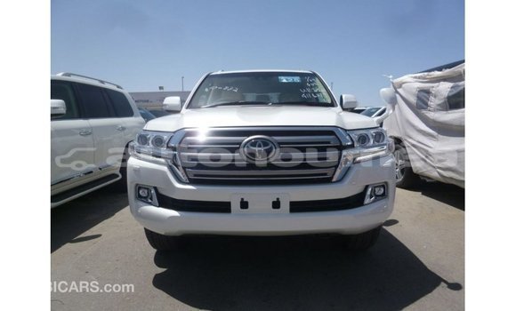 Acheter Import Voiture Toyota Land Cruiser Blanc à Import - Dubai, Iles Acheter Import Voiture Toyota Land Cruiser Blanc à Import - Dubai, Iles
