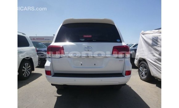 Acheter Import Voiture Toyota Land Cruiser Blanc à Import - Dubai, Iles Acheter Import Voiture Toyota Land Cruiser Blanc à Import - Dubai, Iles