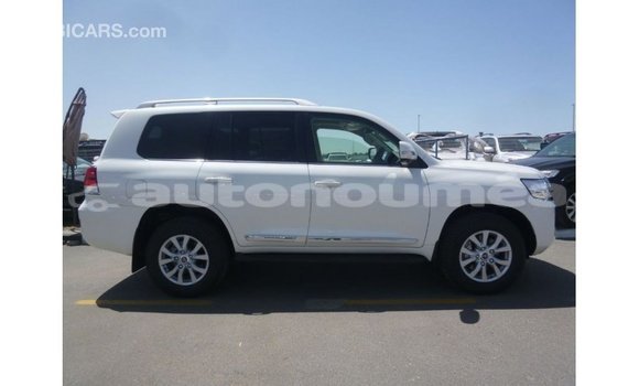 Acheter Import Voiture Toyota Land Cruiser Blanc à Import - Dubai, Iles Acheter Import Voiture Toyota Land Cruiser Blanc à Import - Dubai, Iles