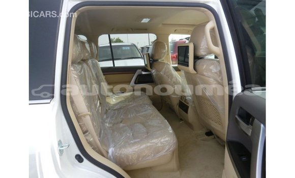 Acheter Import Voiture Toyota Land Cruiser Blanc à Import - Dubai, Iles Acheter Import Voiture Toyota Land Cruiser Blanc à Import - Dubai, Iles