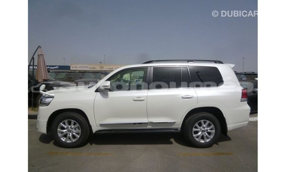 Acheter Import Voiture Toyota Land Cruiser Blanc à Import - Dubai, Iles Acheter Import Voiture Toyota Land Cruiser Blanc à Import - Dubai, Iles