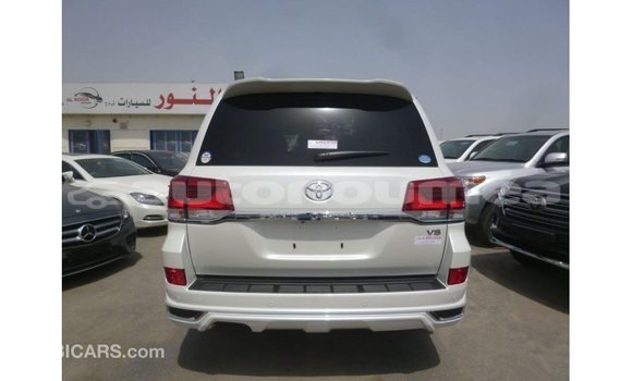 Acheter Import Voiture Toyota Land Cruiser Blanc à Import - Dubai, Iles Acheter Import Voiture Toyota Land Cruiser Blanc à Import - Dubai, Iles
