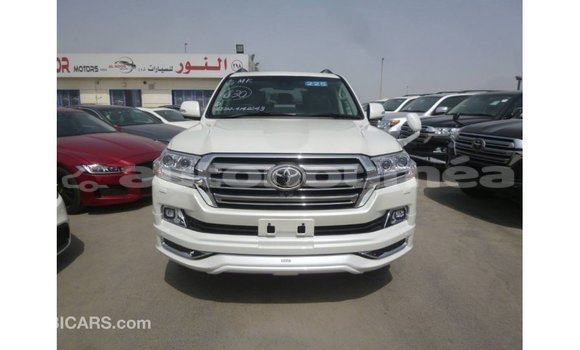 Acheter Import Voiture Toyota Land Cruiser Blanc à Import - Dubai, Iles Acheter Import Voiture Toyota Land Cruiser Blanc à Import - Dubai, Iles