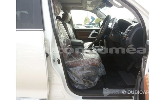 Acheter Import Voiture Toyota Land Cruiser Blanc à Import - Dubai, Iles Acheter Import Voiture Toyota Land Cruiser Blanc à Import - Dubai, Iles