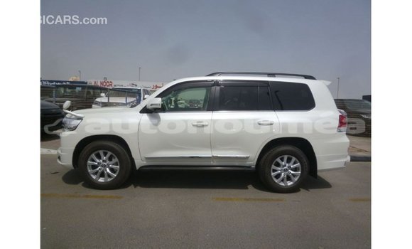Acheter Import Voiture Toyota Land Cruiser Blanc à Import - Dubai, Iles Acheter Import Voiture Toyota Land Cruiser Blanc à Import - Dubai, Iles