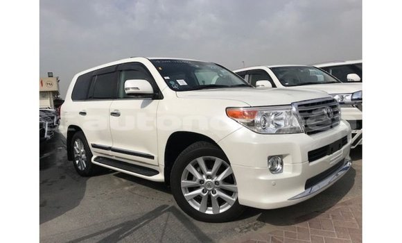 Acheter Import Voiture Toyota Land Cruiser Blanc à Import - Dubai, Iles Acheter Import Voiture Toyota Land Cruiser Blanc à Import - Dubai, Iles