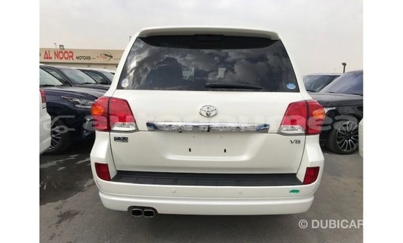 Acheter Import Voiture Toyota Land Cruiser Blanc à Import - Dubai, Iles Acheter Import Voiture Toyota Land Cruiser Blanc à Import - Dubai, Iles