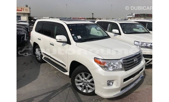 Acheter Import Voiture Toyota Land Cruiser Blanc à Import - Dubai, Iles Acheter Import Voiture Toyota Land Cruiser Blanc à Import - Dubai, Iles