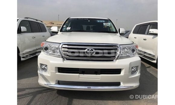 Acheter Import Voiture Toyota Land Cruiser Blanc à Import - Dubai, Iles Acheter Import Voiture Toyota Land Cruiser Blanc à Import - Dubai, Iles