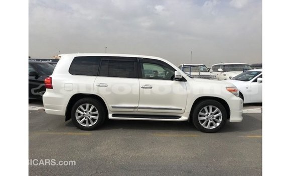 Acheter Import Voiture Toyota Land Cruiser Blanc à Import - Dubai, Iles Acheter Import Voiture Toyota Land Cruiser Blanc à Import - Dubai, Iles