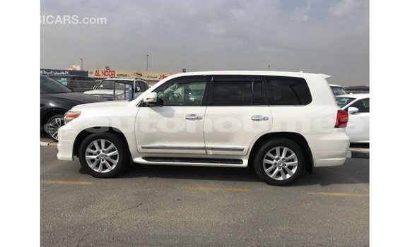 Acheter Import Voiture Toyota Land Cruiser Blanc à Import - Dubai, Iles Acheter Import Voiture Toyota Land Cruiser Blanc à Import - Dubai, Iles