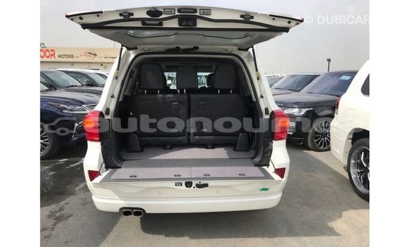 Acheter Import Voiture Toyota Land Cruiser Blanc à Import - Dubai, Iles Acheter Import Voiture Toyota Land Cruiser Blanc à Import - Dubai, Iles
