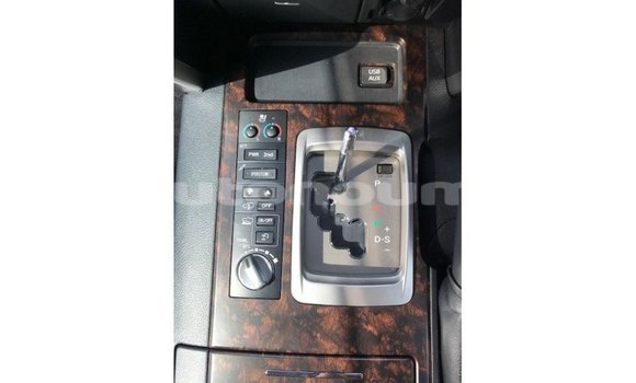 Acheter Import Voiture Toyota Land Cruiser Blanc à Import - Dubai, Iles Acheter Import Voiture Toyota Land Cruiser Blanc à Import - Dubai, Iles