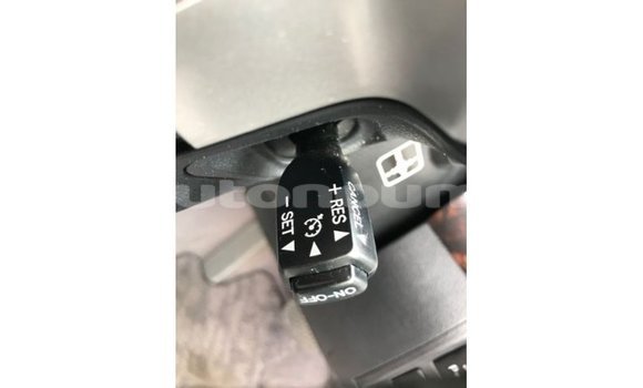 Acheter Import Voiture Toyota Land Cruiser Blanc à Import - Dubai, Iles Acheter Import Voiture Toyota Land Cruiser Blanc à Import - Dubai, Iles