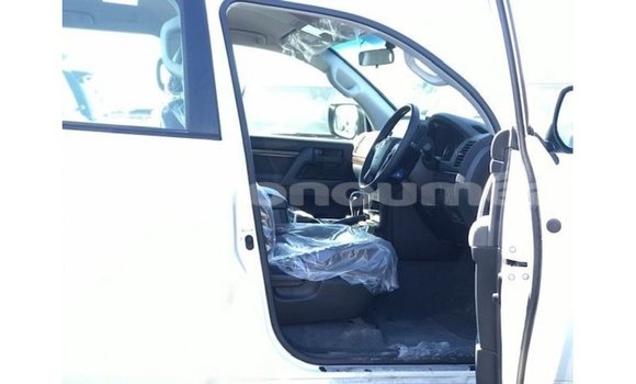 Acheter Import Voiture Toyota Land Cruiser Blanc à Import - Dubai, Iles Acheter Import Voiture Toyota Land Cruiser Blanc à Import - Dubai, Iles