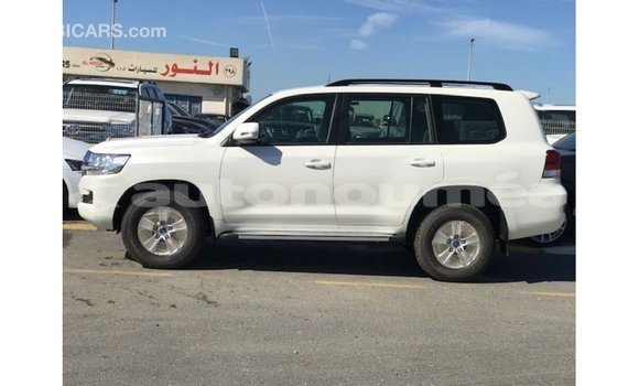 Acheter Import Voiture Toyota Land Cruiser Blanc à Import - Dubai, Iles Acheter Import Voiture Toyota Land Cruiser Blanc à Import - Dubai, Iles