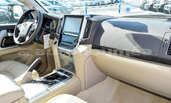 Buy Import Toyota Land Cruiser White Car in Import - Dubai in Iles Buy Import Toyota Land Cruiser White Car in Import - Dubai in Iles