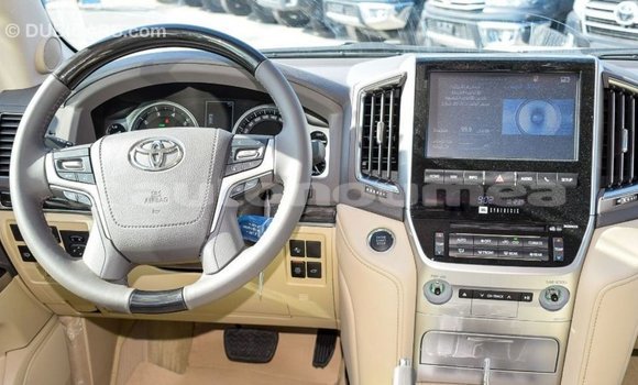 Buy Import Toyota Land Cruiser White Car in Import - Dubai in Iles Buy Import Toyota Land Cruiser White Car in Import - Dubai in Iles