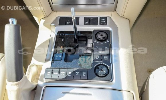 Buy Import Toyota Land Cruiser White Car in Import - Dubai in Iles Buy Import Toyota Land Cruiser White Car in Import - Dubai in Iles