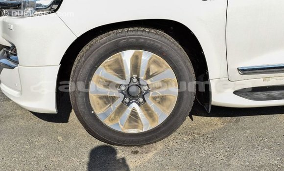 Buy Import Toyota Land Cruiser White Car in Import - Dubai in Iles Buy Import Toyota Land Cruiser White Car in Import - Dubai in Iles
