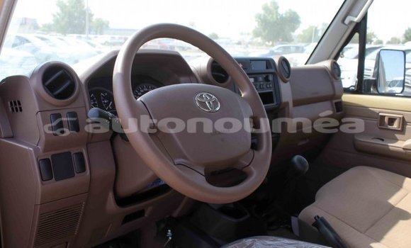 Acheter Import Voiture Toyota Land Cruiser Beige à Import - Dubai, Iles Acheter Import Voiture Toyota Land Cruiser Beige à Import - Dubai, Iles