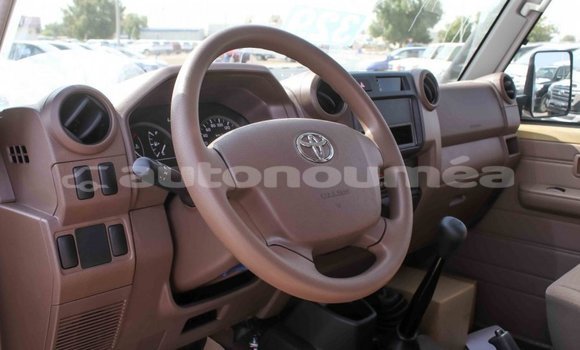 Buy Import Toyota Land Cruiser Beige Car in Import - Dubai in Iles Buy Import Toyota Land Cruiser Beige Car in Import - Dubai in Iles