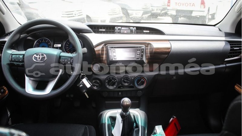 Big with watermark toyota hilux iles import dubai 3211