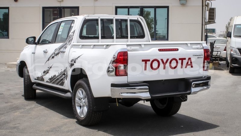 Big with watermark toyota hilux iles import dubai 3211