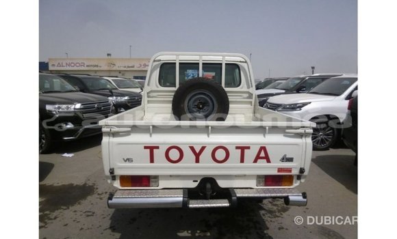 Acheter Import Voiture Toyota Land Cruiser Blanc à Import - Dubai, Iles Acheter Import Voiture Toyota Land Cruiser Blanc à Import - Dubai, Iles