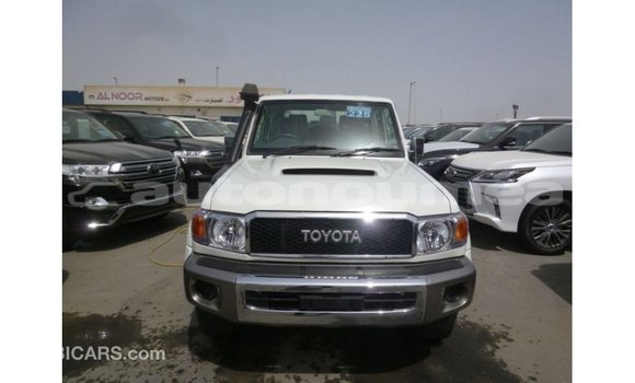 Acheter Import Voiture Toyota Land Cruiser Blanc à Import - Dubai, Iles Acheter Import Voiture Toyota Land Cruiser Blanc à Import - Dubai, Iles