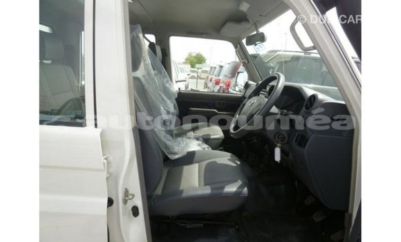 Acheter Import Voiture Toyota Land Cruiser Blanc à Import - Dubai, Iles Acheter Import Voiture Toyota Land Cruiser Blanc à Import - Dubai, Iles