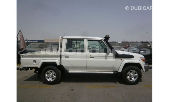 Acheter Import Voiture Toyota Land Cruiser Blanc à Import - Dubai, Iles Acheter Import Voiture Toyota Land Cruiser Blanc à Import - Dubai, Iles