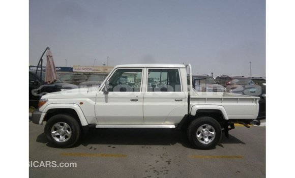 Acheter Import Voiture Toyota Land Cruiser Blanc à Import - Dubai, Iles Acheter Import Voiture Toyota Land Cruiser Blanc à Import - Dubai, Iles