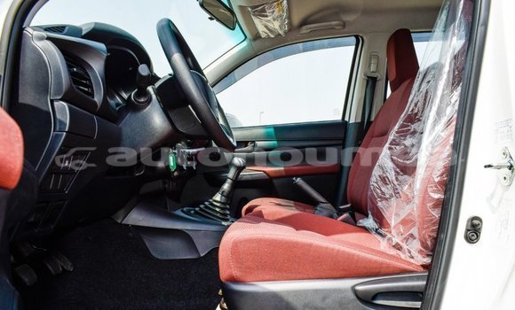 Acheter Import Voiture Toyota Hilux Blanc à Import - Dubai, Iles Acheter Import Voiture Toyota Hilux Blanc à Import - Dubai, Iles