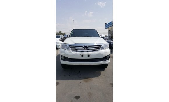 Acheter Import Voiture Toyota Fortuner Blanc à Import - Dubai, Iles Acheter Import Voiture Toyota Fortuner Blanc à Import - Dubai, Iles