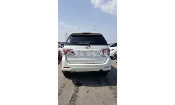 Acheter Import Voiture Toyota Fortuner Blanc à Import - Dubai, Iles Acheter Import Voiture Toyota Fortuner Blanc à Import - Dubai, Iles