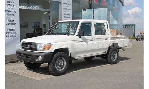 Buy Import Toyota Land Cruiser White Car in Import - Dubai in Iles Buy Import Toyota Land Cruiser White Car in Import - Dubai in Iles