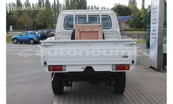 Buy Import Toyota Land Cruiser White Car in Import - Dubai in Iles Buy Import Toyota Land Cruiser White Car in Import - Dubai in Iles