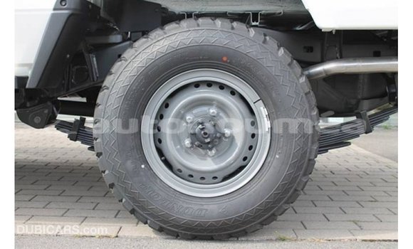 Buy Import Toyota Land Cruiser White Car in Import - Dubai in Iles Buy Import Toyota Land Cruiser White Car in Import - Dubai in Iles