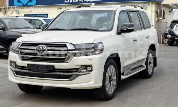 Acheter Import Voiture Toyota Land Cruiser Blanc à Import - Dubai, Iles Acheter Import Voiture Toyota Land Cruiser Blanc à Import - Dubai, Iles