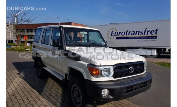 Buy Import Toyota Land Cruiser White Car in Import - Dubai in Iles Buy Import Toyota Land Cruiser White Car in Import - Dubai in Iles