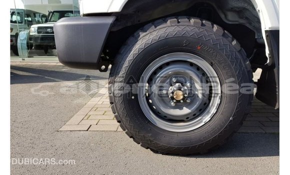 Buy Import Toyota Land Cruiser White Car in Import - Dubai in Iles Buy Import Toyota Land Cruiser White Car in Import - Dubai in Iles